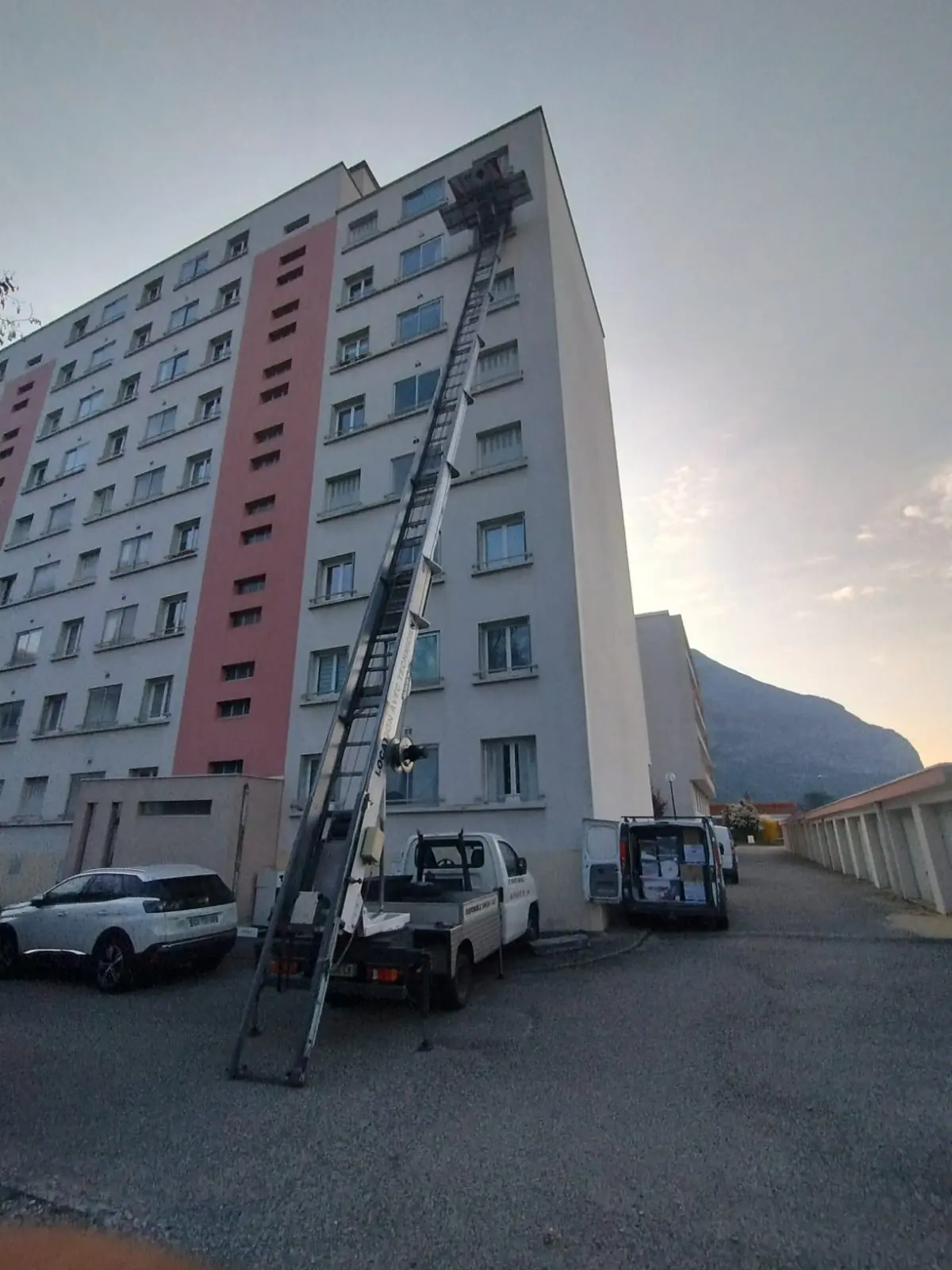 Monte-meuble GT Montemeuble en intervention sur façade d'immeuble