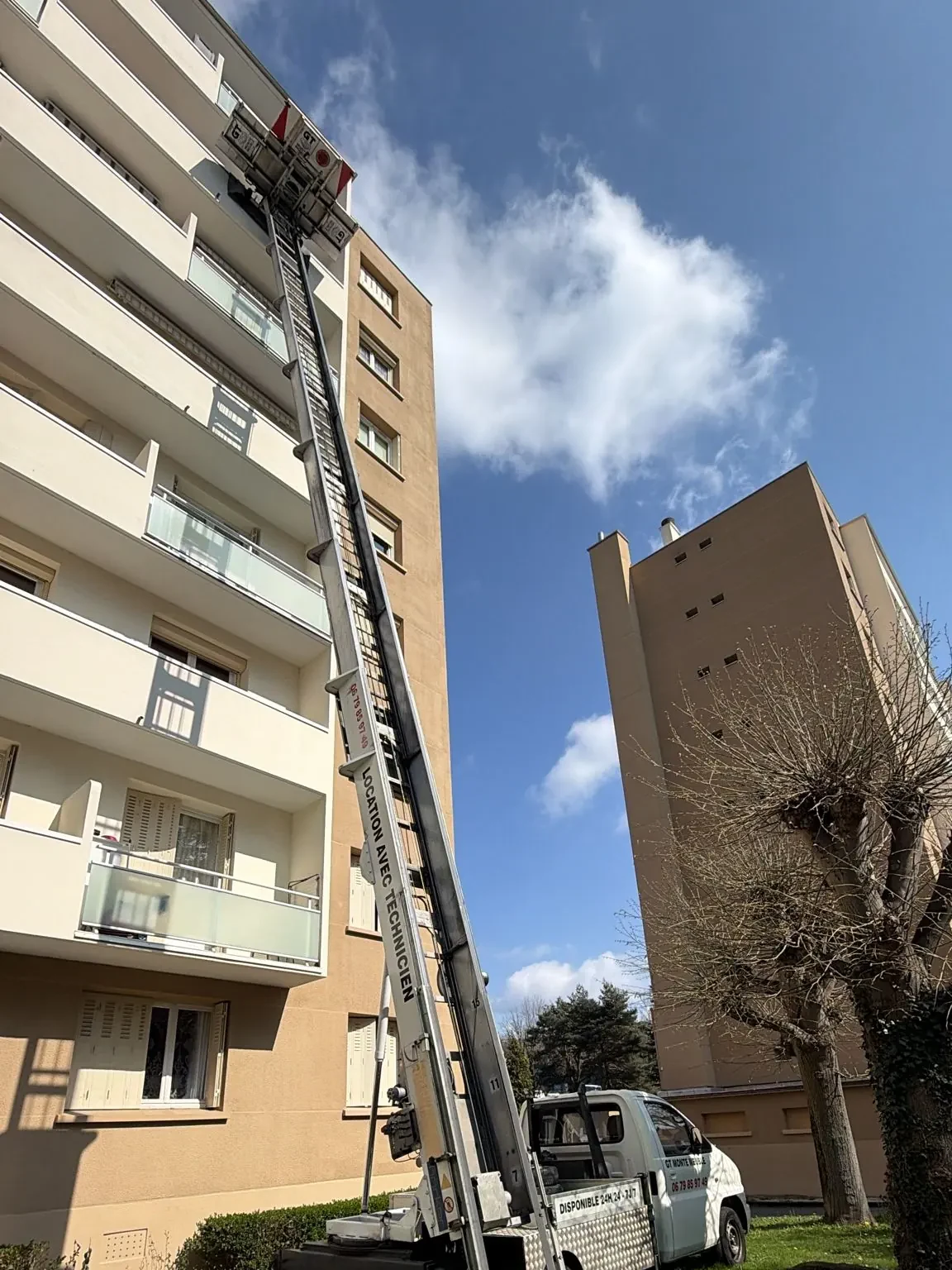 Nacelle élévatrice GT Montemeuble déployée pour un accès en hauteur