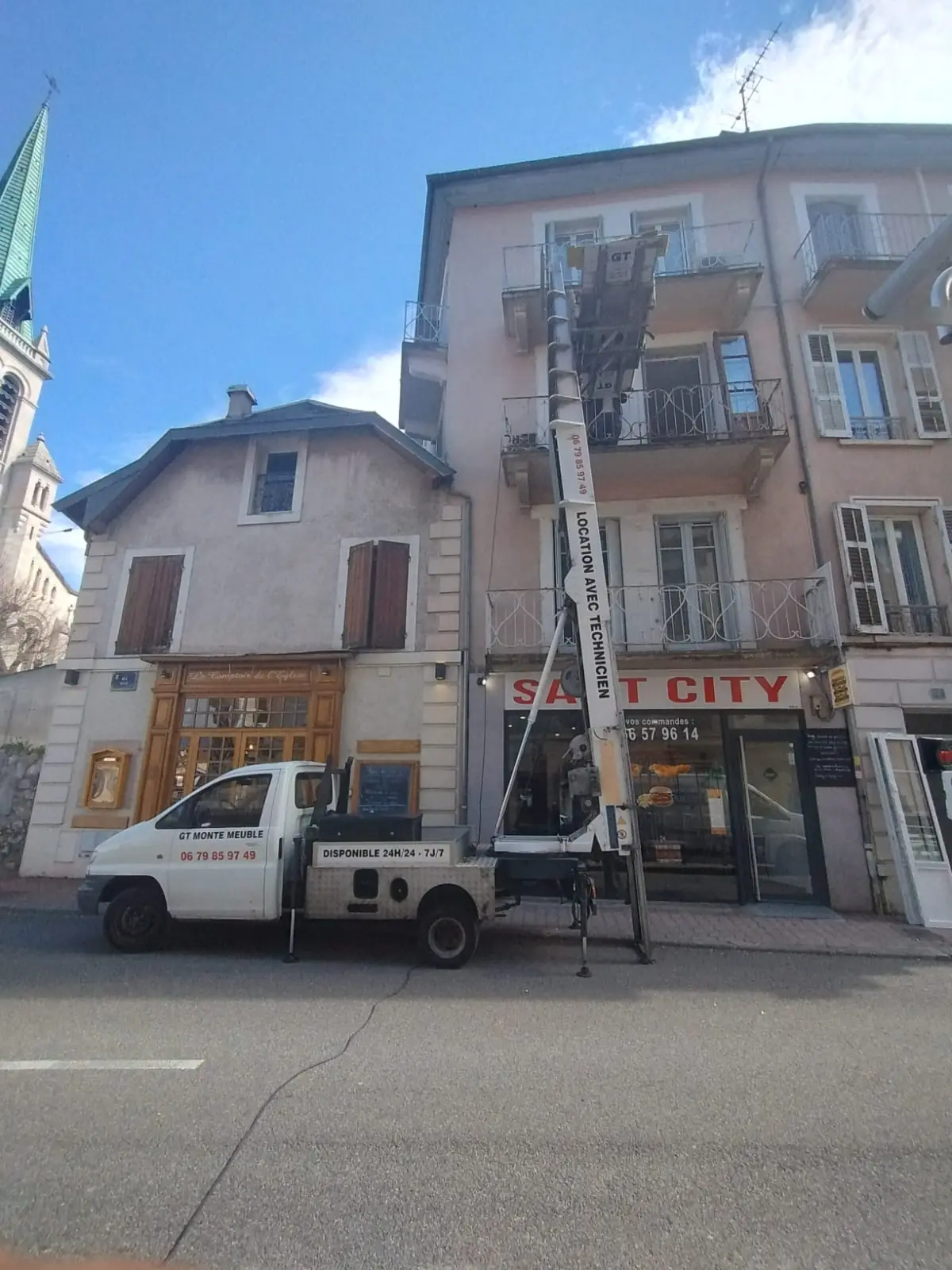 Monte-matériaux utilisé sur un chantier en Auvergne Rhône-Alpes