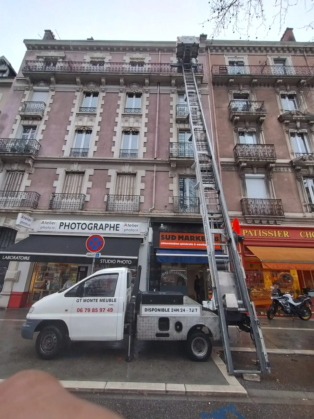 Equipe GT Montemeuble pendant une montée de mobilier