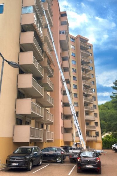 Monte-meuble en fonctionnement pour le levage de meubles