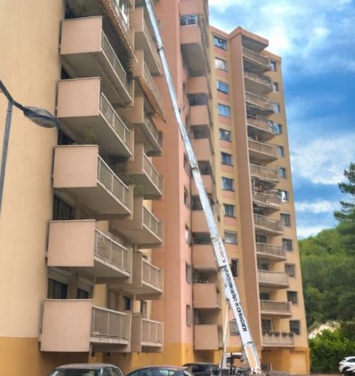 Monte-meuble en fonctionnement pour le levage de meubles