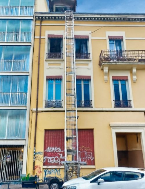 Monte-meuble en fonctionnement pour le levage de meubles