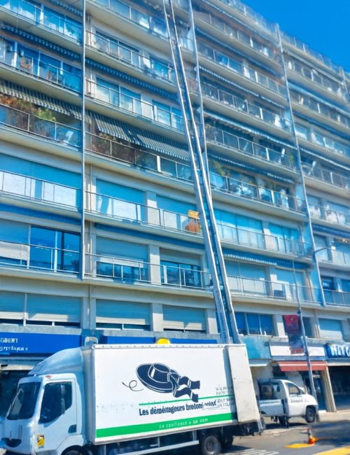 Monte-meuble en fonctionnement pour le levage de meubles